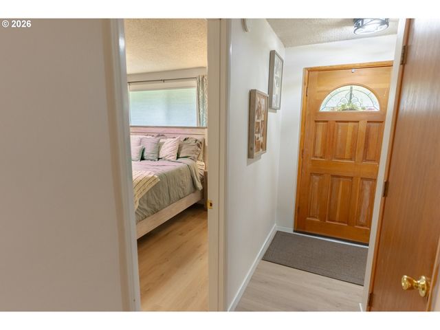 1095 N MANZANITA St, Canby, OR 97013