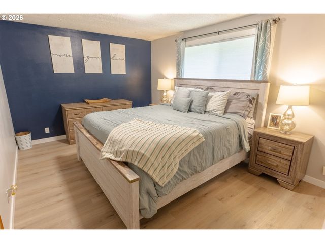 1095 N MANZANITA St, Canby, OR 97013