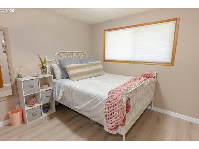 1095 N MANZANITA St, Canby, OR 97013