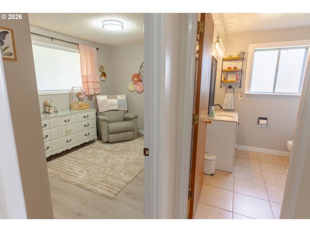 1095 N MANZANITA St, Canby, OR 97013