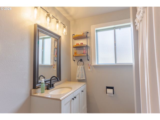 1095 N MANZANITA St, Canby, OR 97013