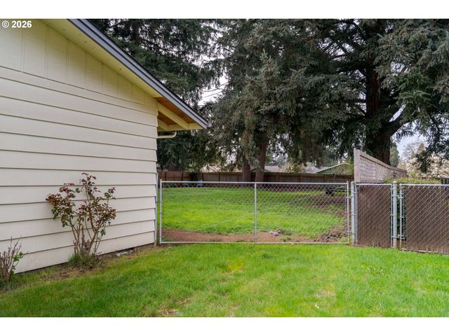 1095 N MANZANITA St, Canby, OR 97013