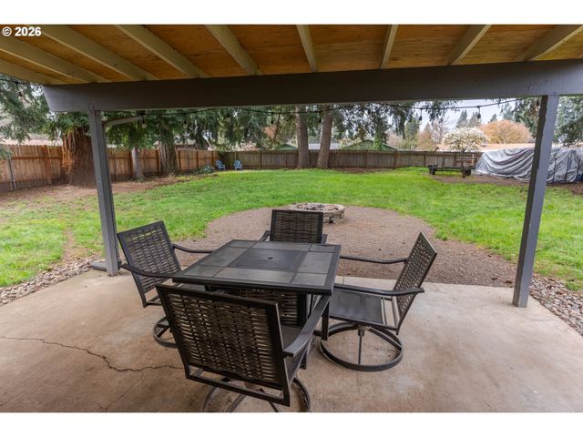 1095 N MANZANITA St, Canby, OR 97013