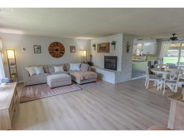 1095 N MANZANITA St, Canby, OR 97013