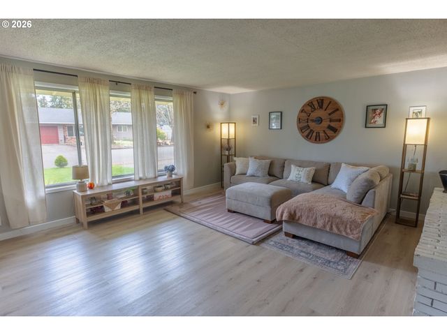 1095 N MANZANITA St, Canby, OR 97013