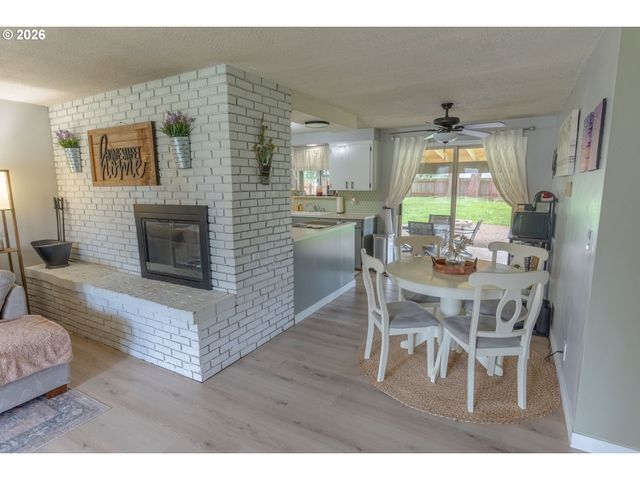 1095 N MANZANITA St, Canby, OR 97013