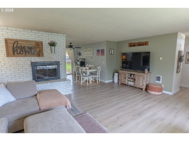 1095 N MANZANITA St, Canby, OR 97013