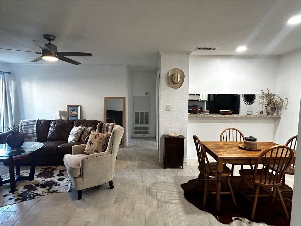 1202 Thorpe LN 401, San Marcos, TX 78666