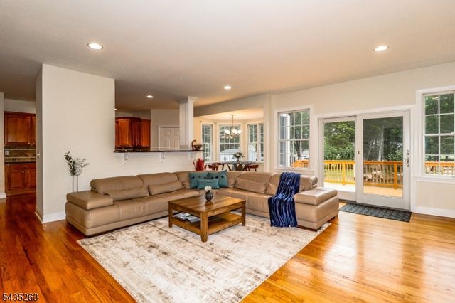 2 Brenner Ct, Franklin Twp., NJ 08873