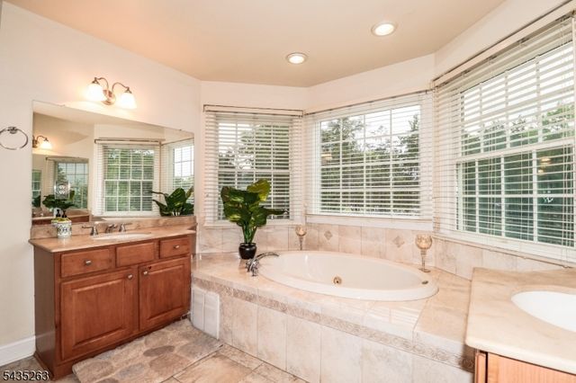2 Brenner Ct, Franklin Twp., NJ 08873