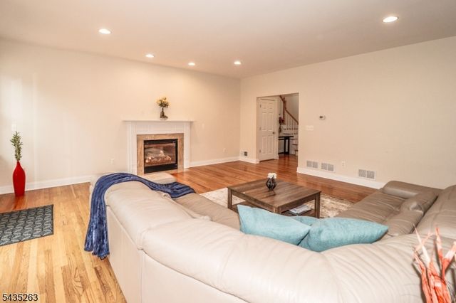 2 Brenner Ct, Franklin Twp., NJ 08873
