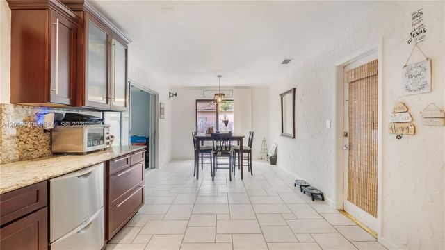 4020 SW 2nd St, Plantation, FL 33317