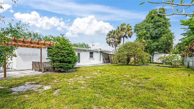 4020 SW 2nd St, Plantation, FL 33317