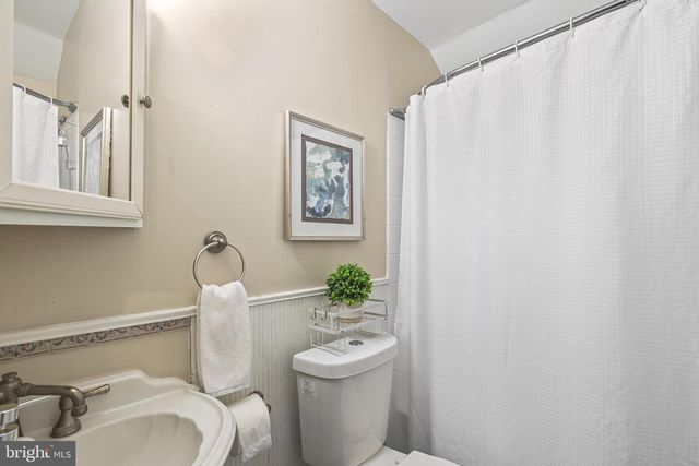 8362 OAKLEIGH RD, Parkville, MD 21234