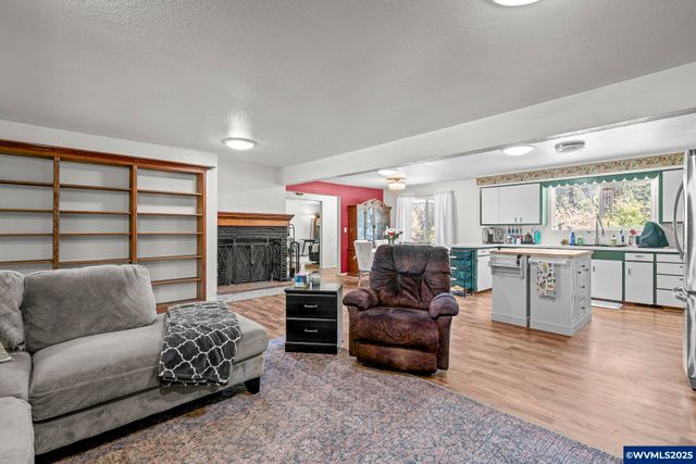 38014 River Dr, Lebanon, OR 97355