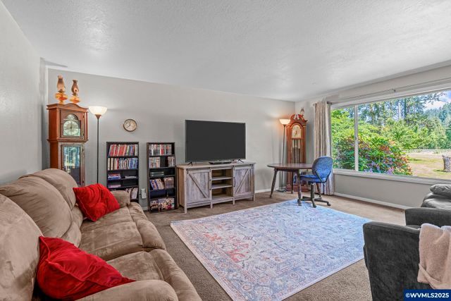 38014 River Dr, Lebanon, OR 97355