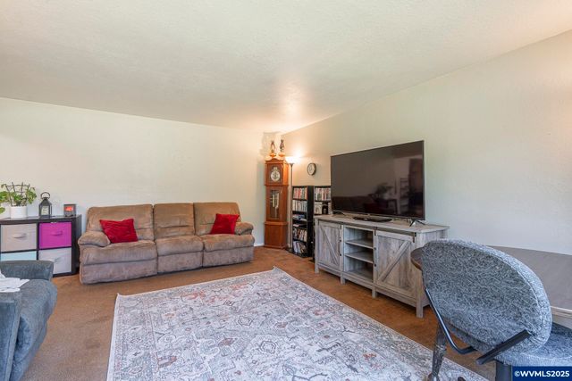 38014 River Dr, Lebanon, OR 97355
