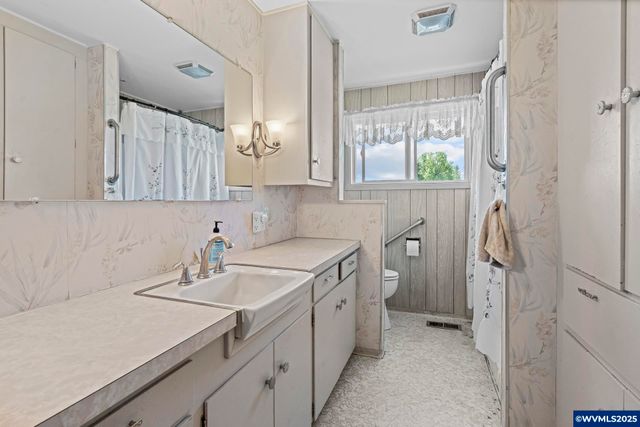 38014 River Dr, Lebanon, OR 97355