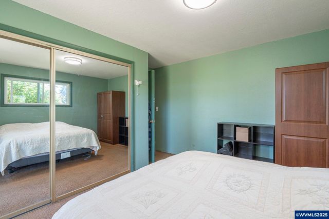 38014 River Dr, Lebanon, OR 97355