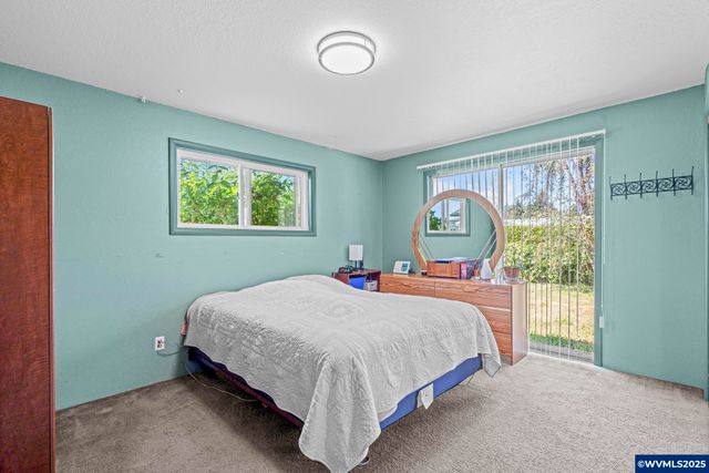 38014 River Dr, Lebanon, OR 97355