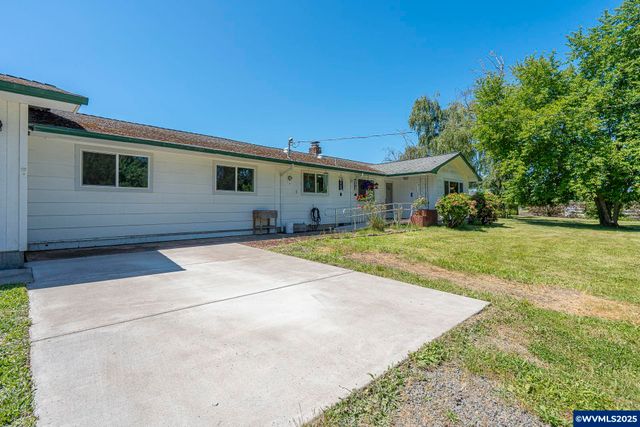 38014 River Dr, Lebanon, OR 97355