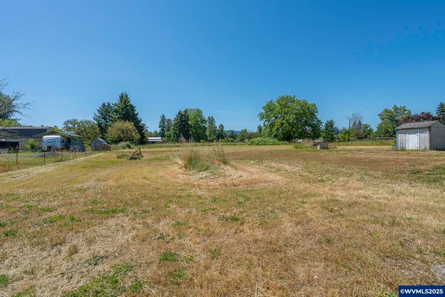 38014 River Dr, Lebanon, OR 97355
