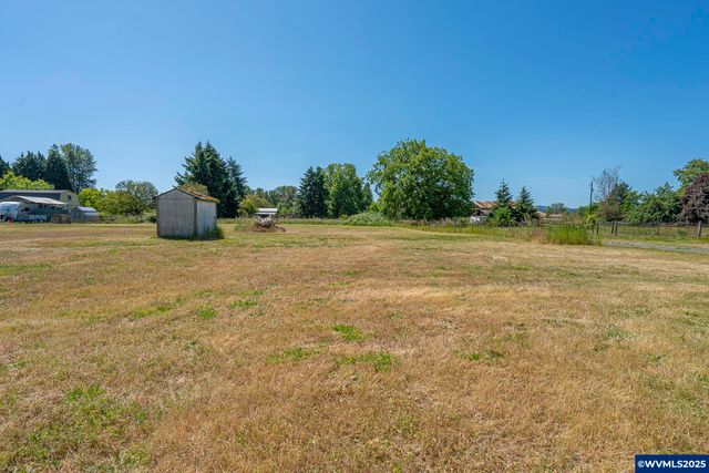 38014 River Dr, Lebanon, OR 97355