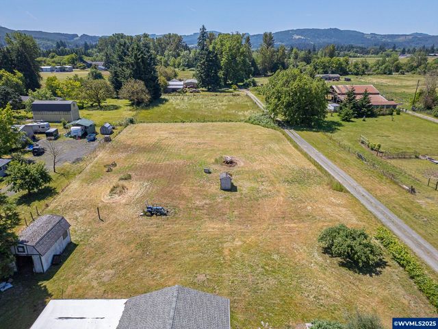 38014 River Dr, Lebanon, OR 97355