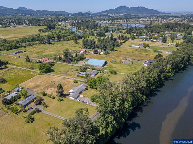 38014 River Dr, Lebanon, OR 97355