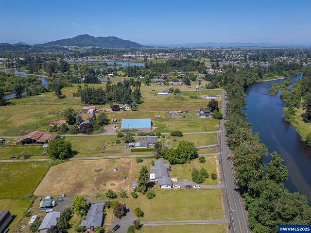 38014 River Dr, Lebanon, OR 97355