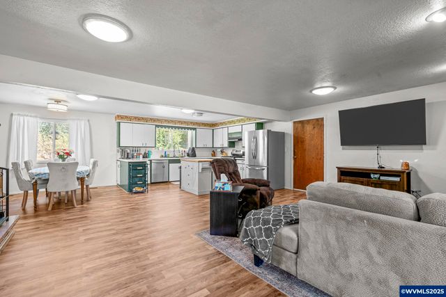 38014 River Dr, Lebanon, OR 97355
