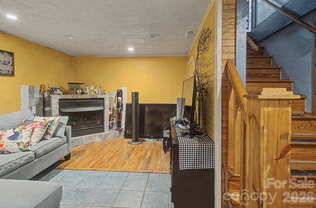 25 Wentworth Avenue, Asheville, NC 28803
