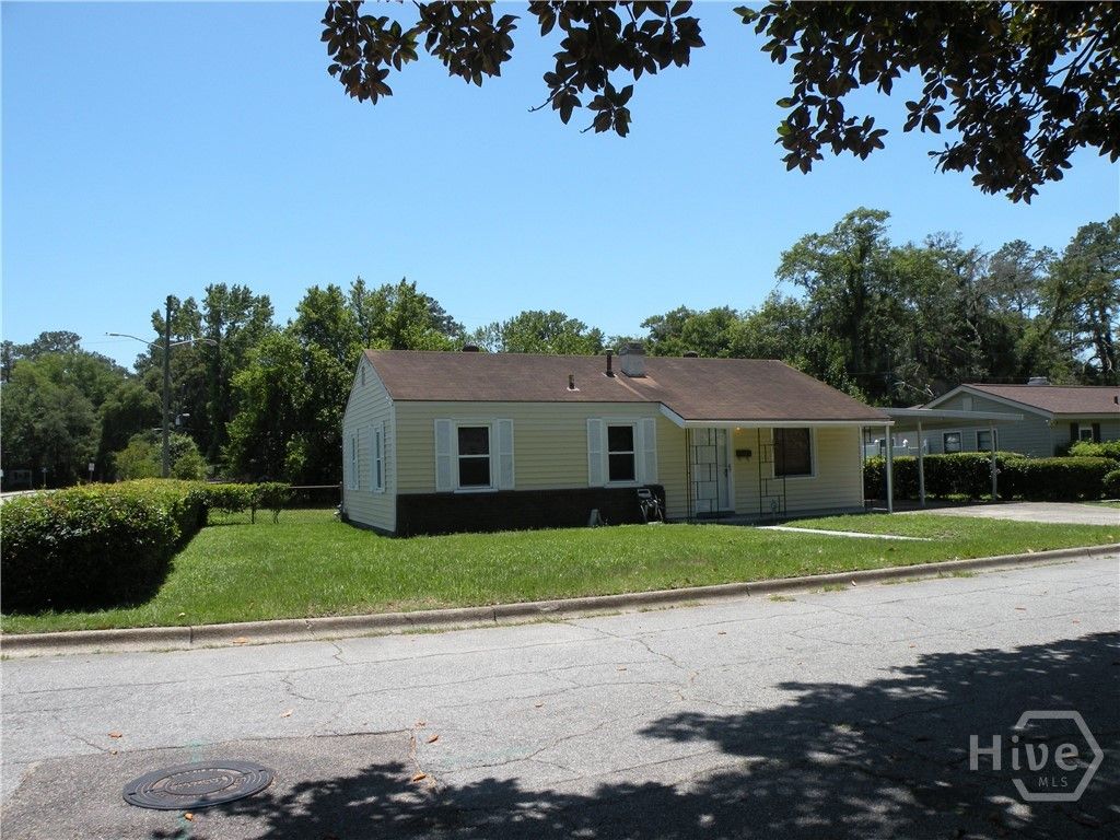 Image 3 of property listing at 2221 E 57th Street, Savannah, GA 31404