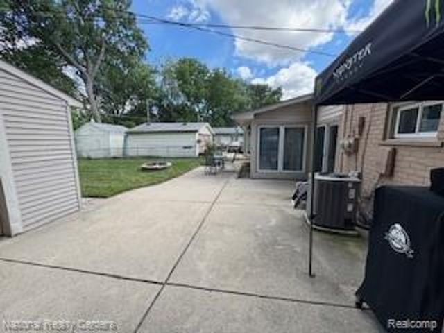 22848 N Brookside Drive, Dearborn Heights, MI 48125