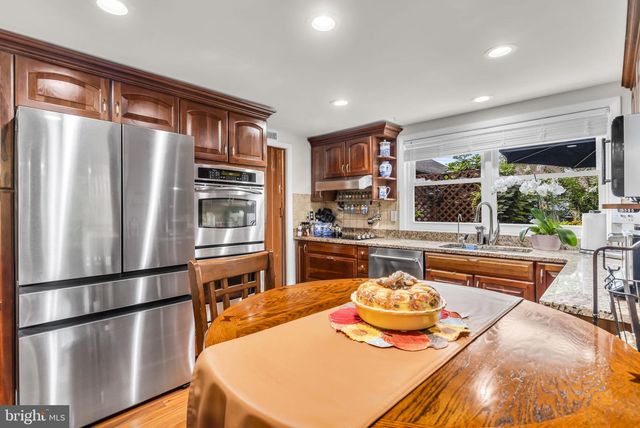 523 SUGARLAND RUN DR, Sterling, VA 20164