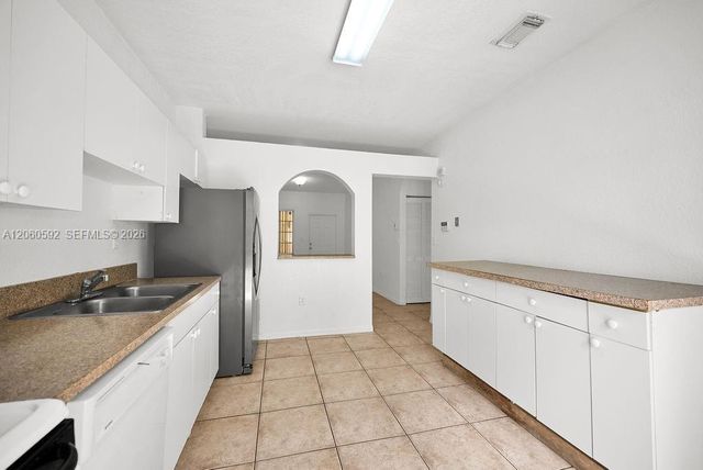 6900 NW 179th St 104-1, Hialeah, FL 33015