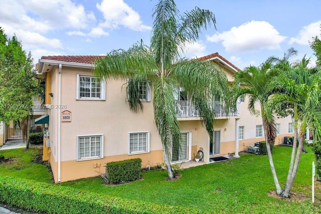 6900 NW 179th St 104-1, Hialeah, FL 33015