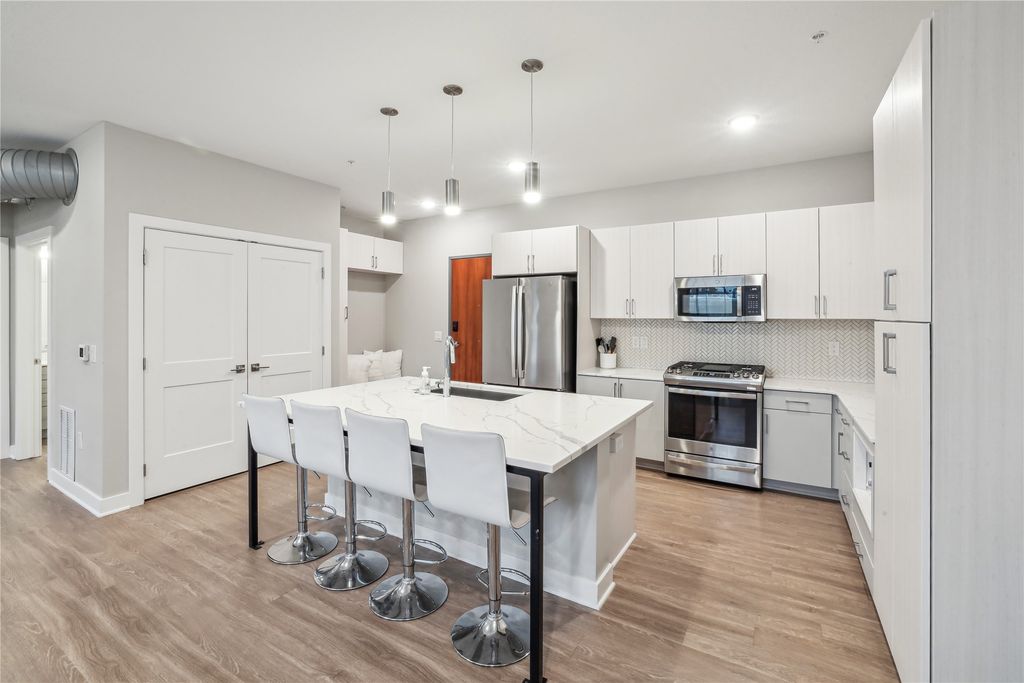 450 SW 7th Street 208, Des Moines, IA 50309
