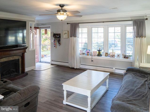 154 JUNIPER DR, Levittown, PA 19056