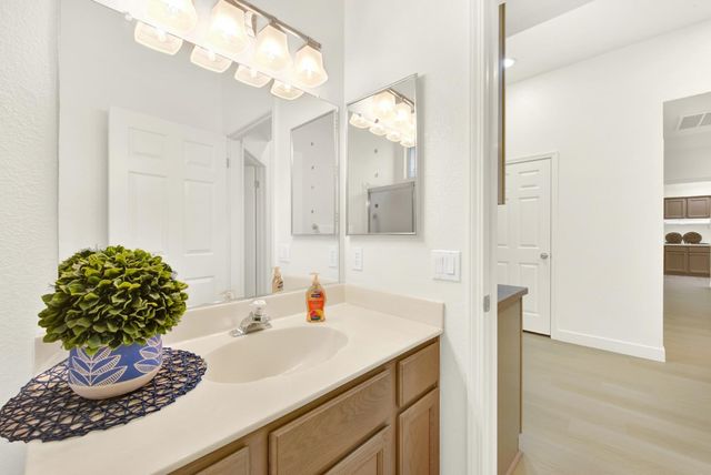 7100 Kingbird Ln, Roseville, CA 95747