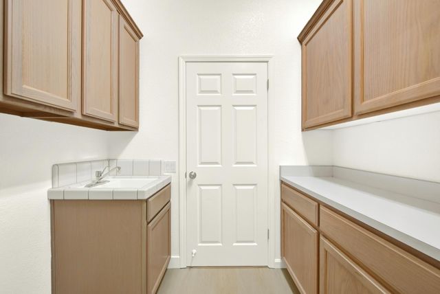7100 Kingbird Ln, Roseville, CA 95747