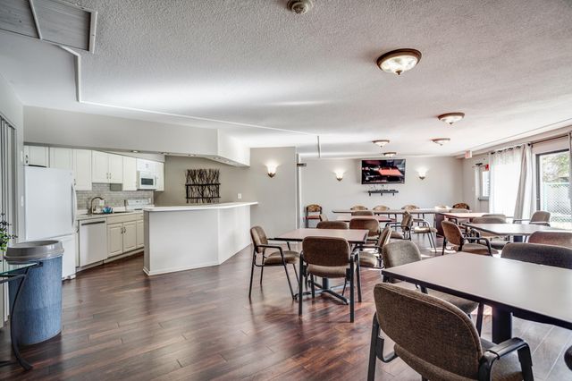 10401 Cedar Lake Road 215, Hopkins, MN 55305