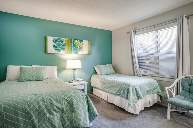 10401 Cedar Lake Road 215, Hopkins, MN 55305