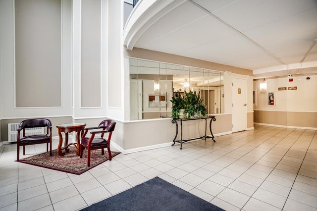 10401 Cedar Lake Road 215, Hopkins, MN 55305