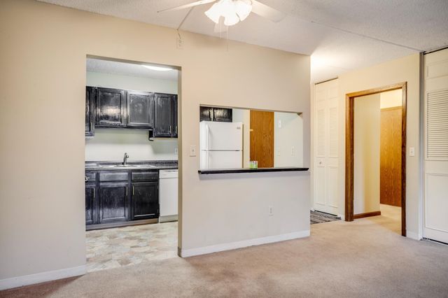 10401 Cedar Lake Road 215, Hopkins, MN 55305