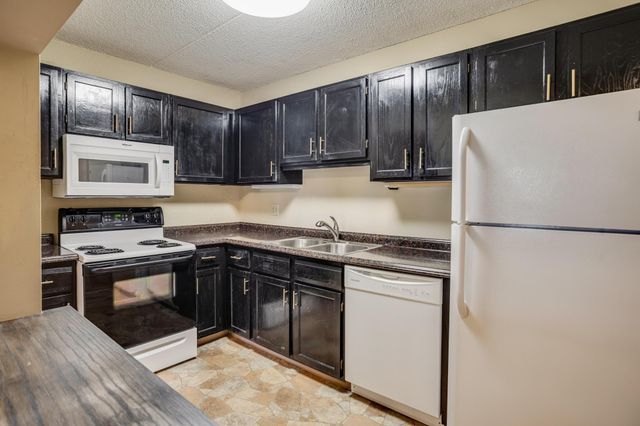 10401 Cedar Lake Road 215, Hopkins, MN 55305