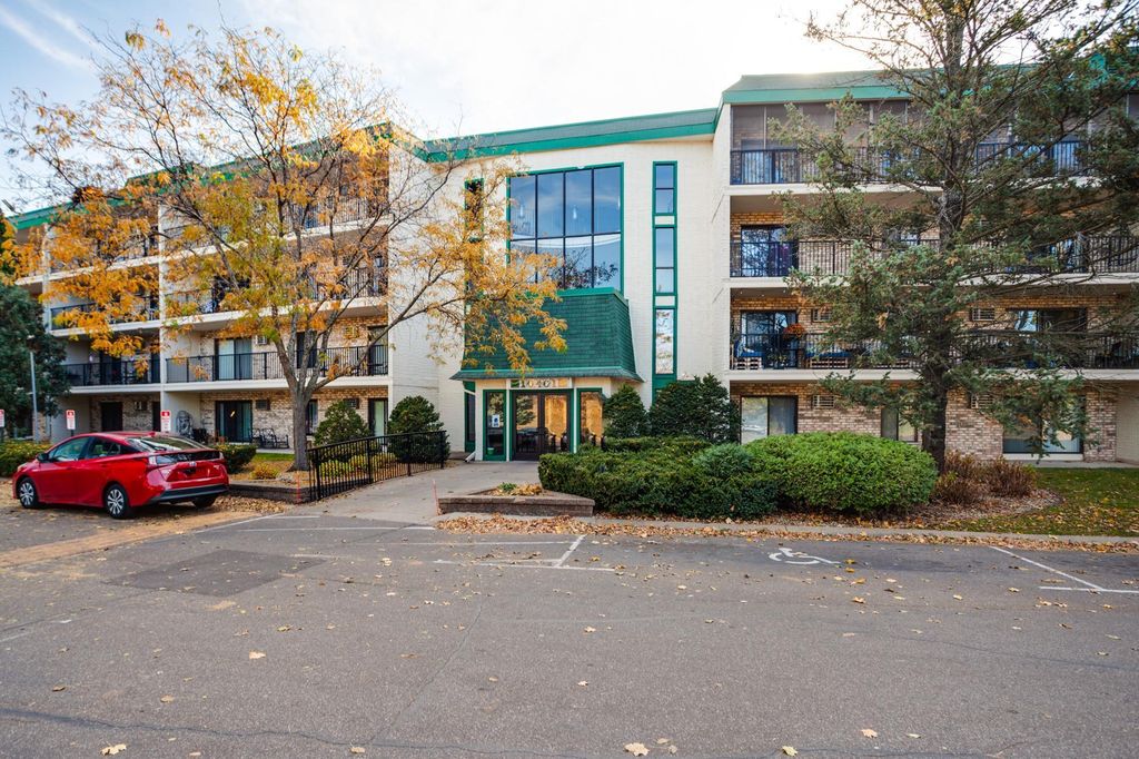 10401 Cedar Lake Road 215, Hopkins, MN 55305