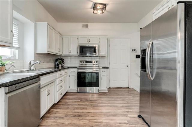1121 E Frontier Drive, Olathe, KS 66062