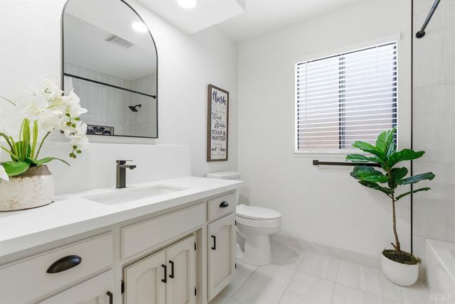 3928 W Dorothea Court, Visalia, CA 93277