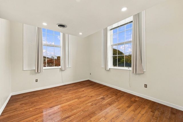 35 Flint Street 201, Salem, MA 01970